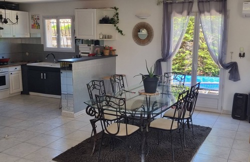 Meze House | Maison Avec Terrain et Piscine à 10 Minutes à Pieds de la Plage et Centre Ville