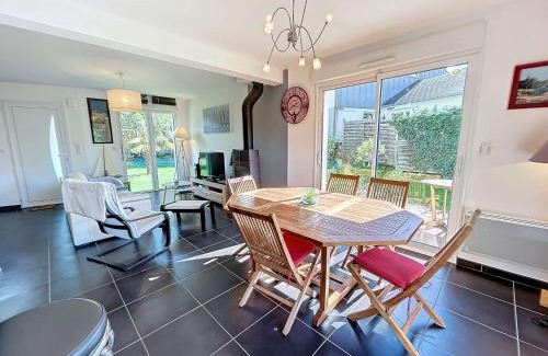 Jullouville House | Maison calme, proche tennis, 3 chambres, terrasse, Wi-Fi, parking - FR-1-361-554