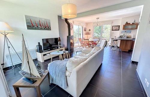 Jullouville House | Maison calme, proche tennis, 3 chambres, terrasse, Wi-Fi, parking - FR-1-361-554