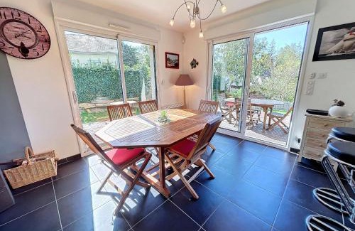 Jullouville House | Maison calme, proche tennis, 3 chambres, terrasse, Wi-Fi, parking - FR-1-361-554