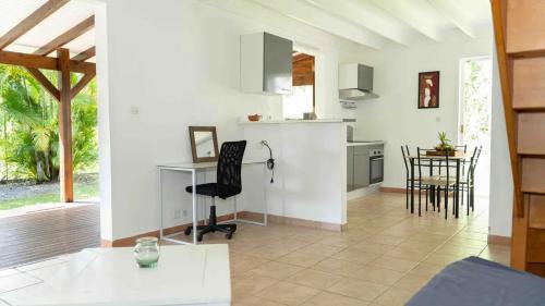 Point d'Or House | Maison chaleureuse aux Abymes avec jacuzzi relaxant