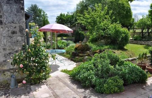 Brehemont House | Maison confortable à Bréhémont avec jardin paisible