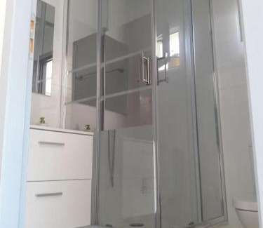 Corneilhan House | Maison dans une propriété avec une cour