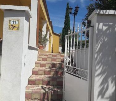 Corneilhan House | Maison dans une propriété avec une cour