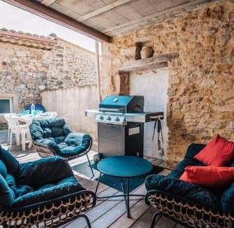 Saint-Marcel-de-Careiret House | Maison de village cosy avec terrasse privée