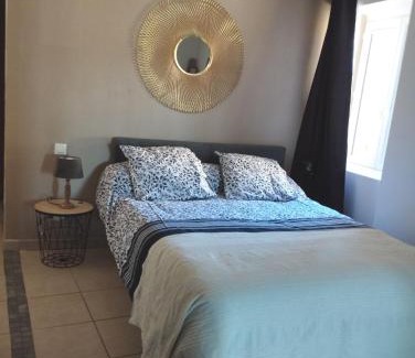Saint-Marcel-de-Careiret House | Maison de village cosy avec terrasse privée