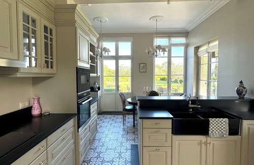 Equemauville House | Maison de maître on the outskirts of Honfleur, heated pool and landscaped garden