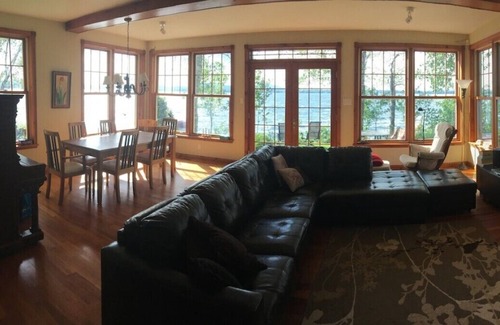 Lac-Brome House | Maison de prestige avec 150 pieds de façade sur le bord du Lac Brome. Brome lake house