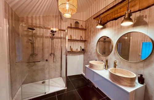 Quartier Administrations Apartment | Maison de village écusson - logement entier - 160m2 - 4chambres - Centre ville - Terrasse - Climatisé