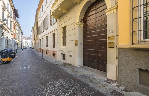 Parma City Centre Apartment | Maison des ArtsSpacious and quiet one-bedroom apartment in elegant 13th-century building.