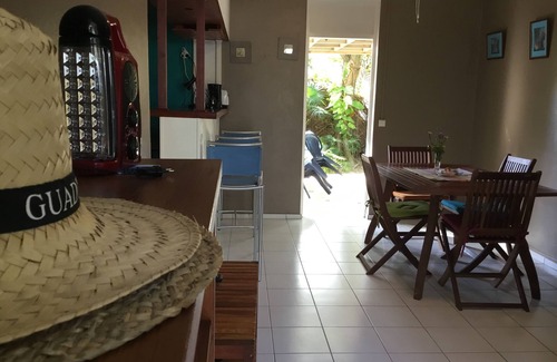 Sainte-Anne House | Maison des sables, "Ash blue" and "orange"