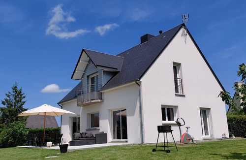 Montchaton House | Maison Du Mont César