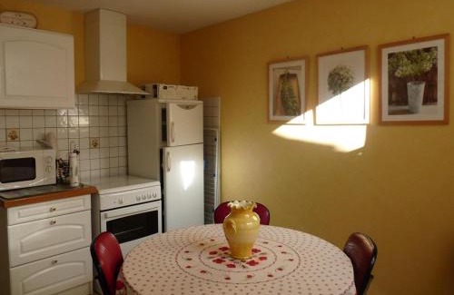 Ferrieres-sur-Sichon House | Maison en pierres rénovée avec patio, proche Vichy, 3 chambres, BBQ, TV, Wifi, animaux bienvenus. - FR-1-489-191