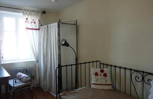 Ferrieres-sur-Sichon House | Maison en pierres rénovée avec patio, proche Vichy, 3 chambres, BBQ, TV, Wifi, animaux bienvenus. - FR-1-489-191