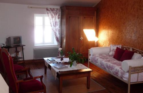 Ferrieres-sur-Sichon House | Maison en pierres rénovée avec patio, proche Vichy, 3 chambres, BBQ, TV, Wifi, animaux bienvenus. - FR-1-489-191