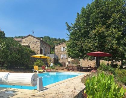 Ribes House | Maison en pierre avec piscine