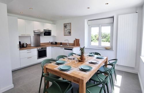 Saint-Jean-Trolimon House | Maison Familiale -10 Pers - La Torche - Parking - Draps et Serviettes Inclus