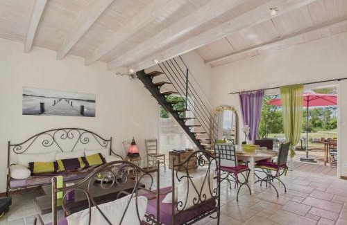 Les Conches House | Maison familiale et colorée avec jardin pour 6