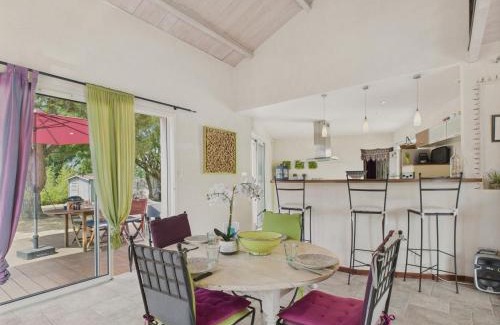 Les Conches House | Maison familiale et colorée avec jardin pour 6