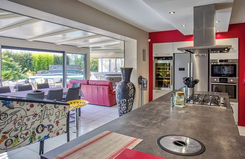 Chateauneuf-sur-Charente Villa | Maison 240 m² 3 Chambres Piscine Jaccuzzi Intérieur Jardin Grand Salon