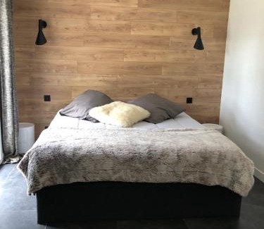 Tourville-sur-Pont-Audemer House | Maison Canadienne dans la forêt