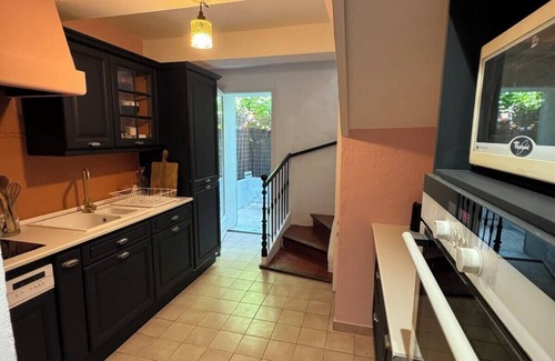 L'Isle-sur-la-Sorgue House | Maison Jasmin, in the city center with parking space and terrace.