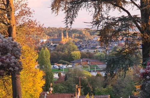 Charleville-Mezieres Apartment | Maison les deux cèdres, 6ch, vue sublime & jardin - propriété partagée