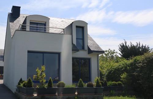 Saint-Gildas-de-Rhuys House | Maison lumineuse vue sur mer (200m de la plage)