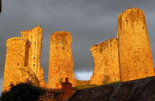 Herisson Apartment | Maison médiévale au cœur du village, idéale pour 4 pers. - FR-1-489-29