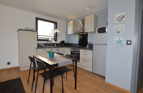 Saint-Coulomb House | Maison Pierre - 900 de la mer -2/3 Pers. - Enclosed garden - Pets welcome.