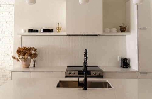 Old Montreal Apartment | Maison Place Jacques-Cartier - Suite 1 bedroom