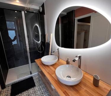 Sainte-Mere-Eglise House | Maison pour 10 personnes max en plein centre de Ste Mère Eglise