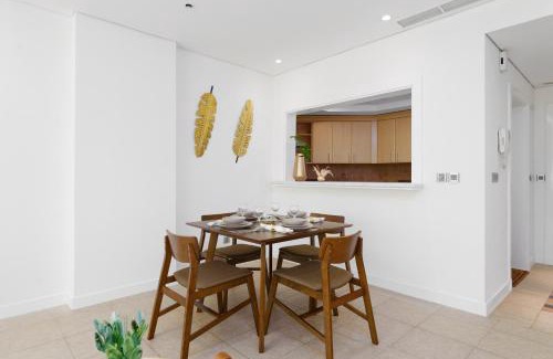 Palm Jumeirah Apartment | Maison Privee - Elegant Coastal Apt on Palm Jumeirah