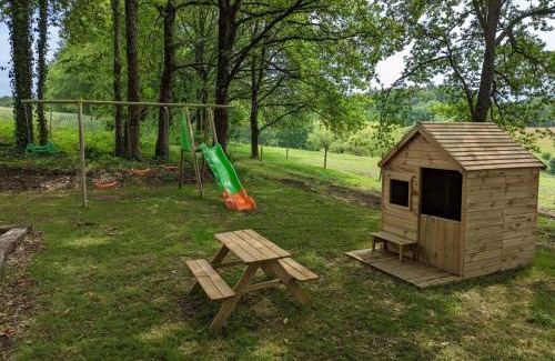 Montmoreau-Saint-Cybard House | Maison spacieuse en pleine nature avec piscine, équipements de loisirs et randonnées à proximité - FR-1-653-105