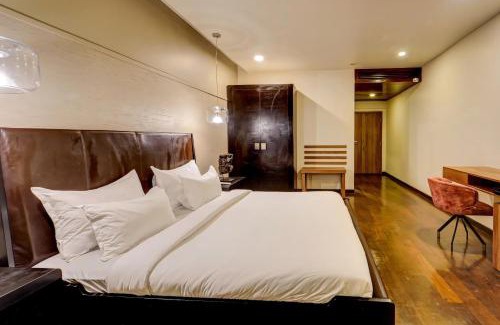 Thousand Lights West Hotel | MAISON Suites