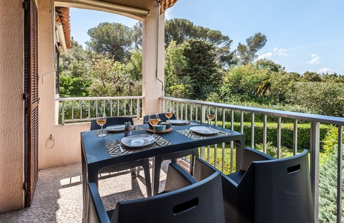 Saint-Raphael Apartment | Maisonette La Cigalerie 30 m from the beach, balcony BBQ