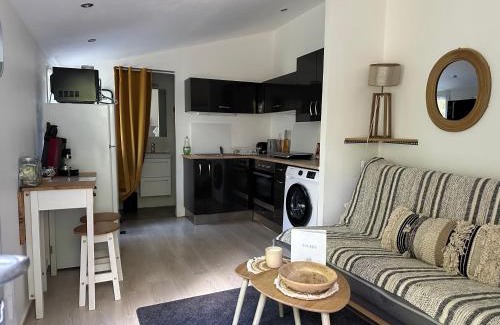 Saint-Serge Apartment | Maisonnette studio avec jardin