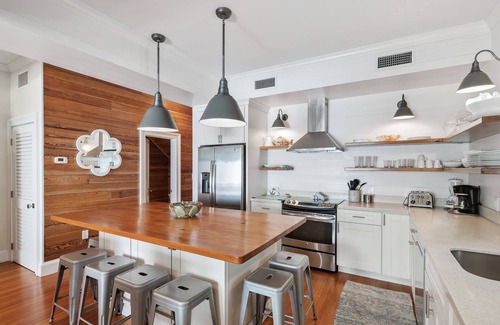 Uptown - Upper Duval House | ~ MAISONS de LUXE ~ 2 Stunning Homes w/Private Pool ON DUVAL.