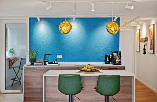 Moelln Apartment | MAISUITES Eisvogel - Zentrale Luxuswohnung mit direktem Seeblick I Bis zu 4 Personen I Premiumküche I Boxspringbett I Kaffeevollautomat I Parkplatz I WLAN