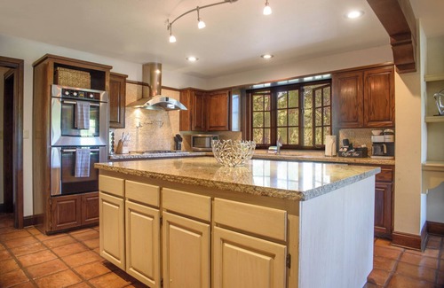 West Sedona House | Majestic Escape: Oak Creek Waterfront! Pool, Spa, Sauna, Gym, Sleeps 22!