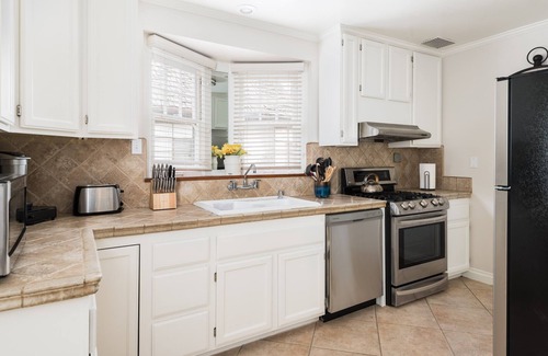 Riverside House | Majestic Family Home*Minutes to Downtown Riverside*Perfect for big groups*Clean