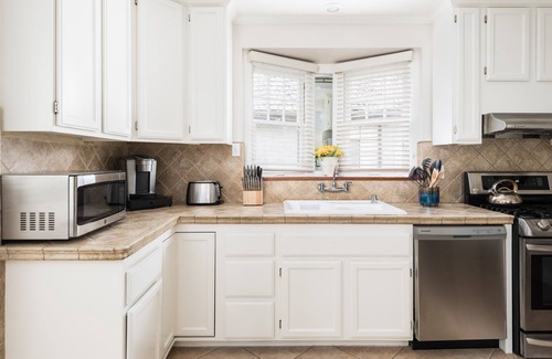 Riverside House | Majestic Family Home*Minutes to Downtown Riverside*Perfect for big groups*Clean