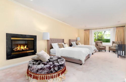 Marpole Villa | Majestic Mansion Jacuzzi and Game Room