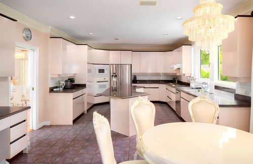 Marpole Villa | Majestic Mansion Jacuzzi and Game Room