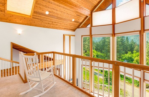 Leavenworth House | Majestic Mountain Views from Every Window