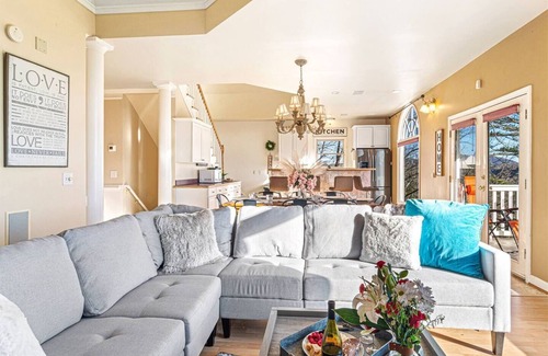 Ellijay House | Majestic River Castle-Fairytale Escape with Views