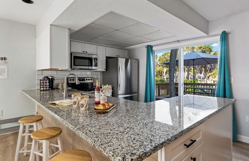 Englewood House | Majestic Summer Sunsets just 50 steps to uncrowded beach & 2 King beds