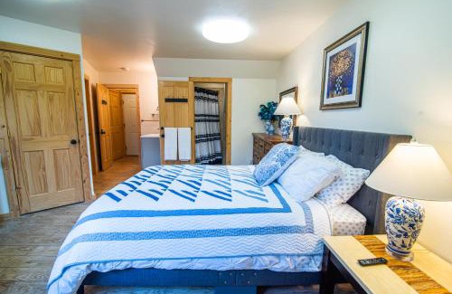 Knik-Fairview House | Majestic View Roundhouse - Relax Room