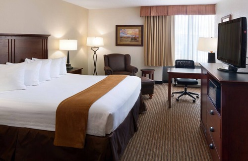 Casper House | Make Your Trip More Enjoyable! Near Dakota Zoo, Raging Rivers Waterpark