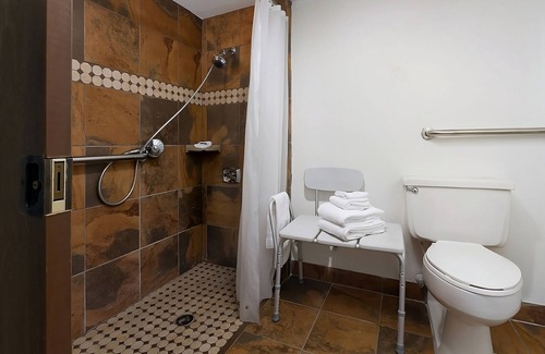 Casper House | Make Your Trip More Enjoyable! Near Dakota Zoo, Raging Rivers Waterpark